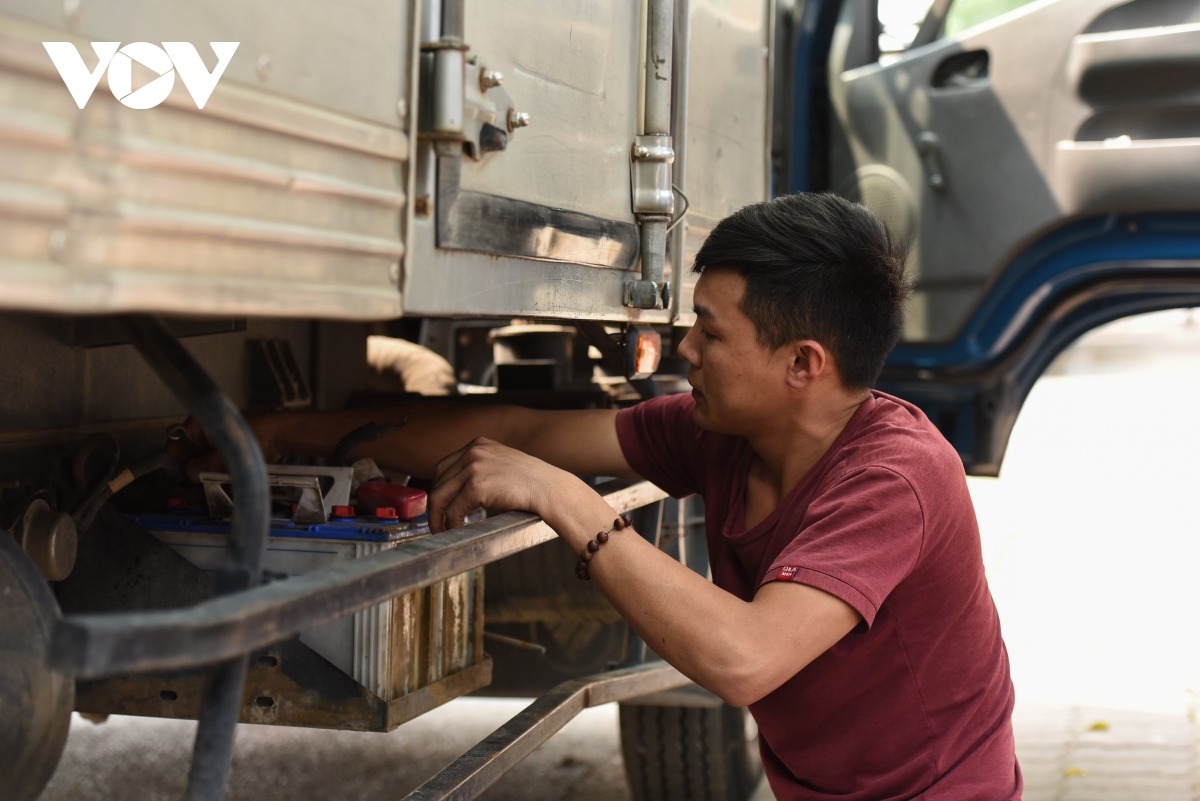 trung tam dang kiem o bac ninh qua tai, tai xe xep hang tu nua dem hinh anh 9