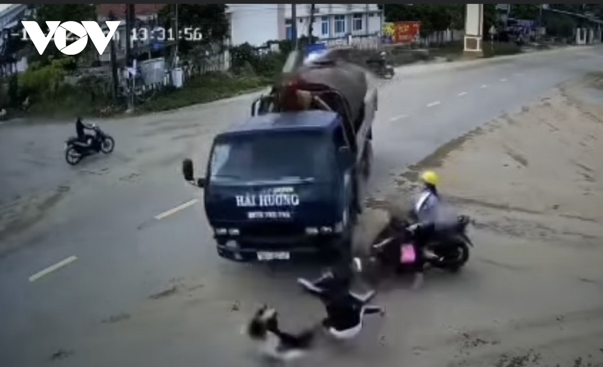 Xe cẩu tông xe đạp điện khiến 2 học sinh lớp 6 tử vong và bị thương
