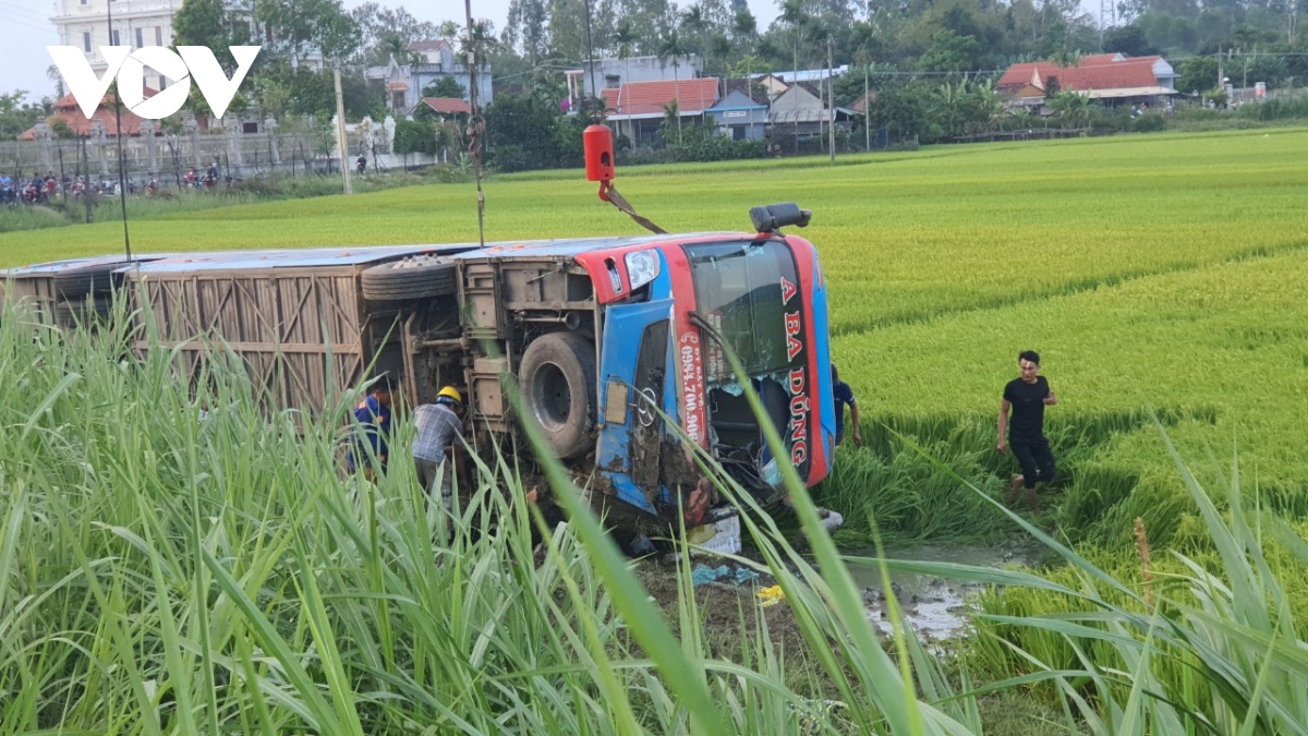 thong tin moi vu lat xe khach khien tai xe tu vong o quang ngai hinh anh 3