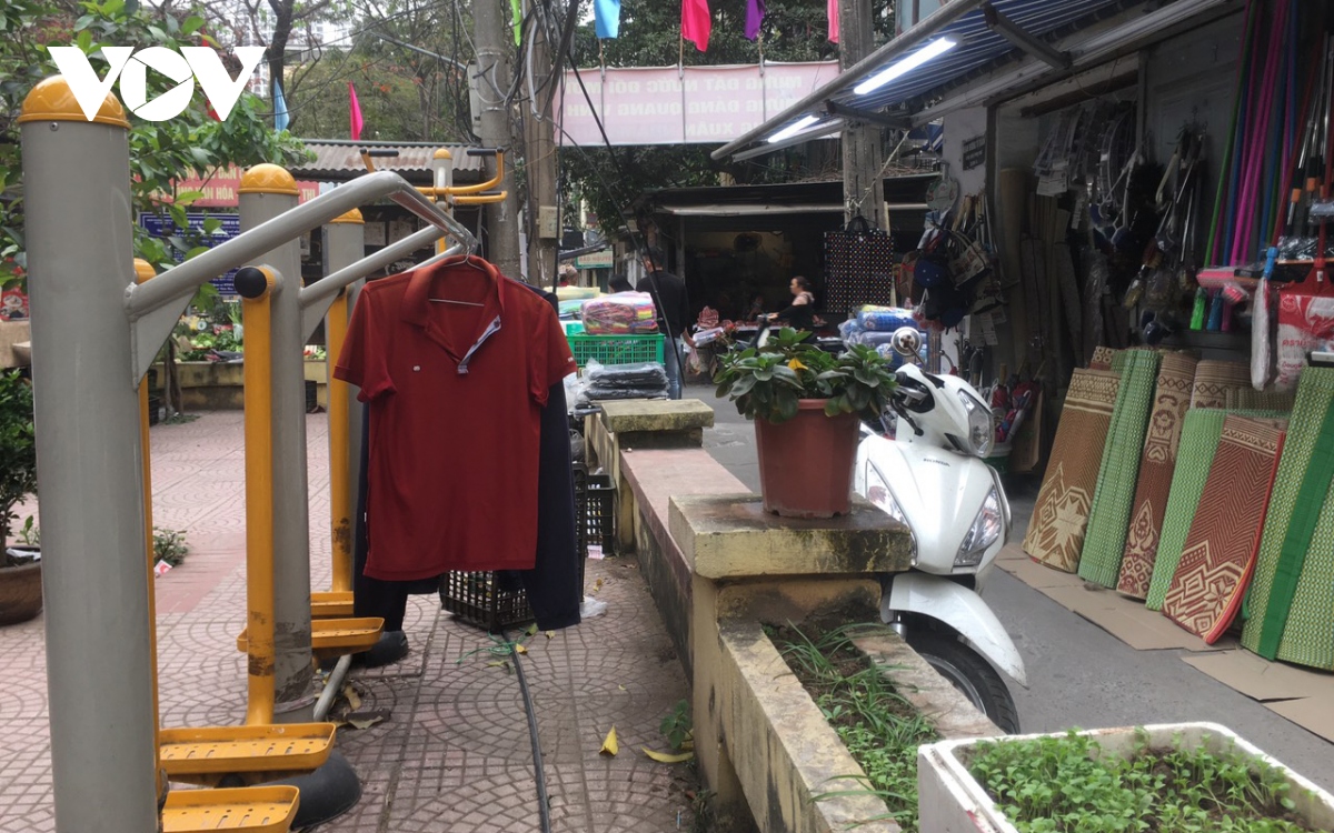 Sân chơi khu tập thể ở Hà Nội bị chiếm dụng thành nơi bán hàng, tập kết  hàng hóa