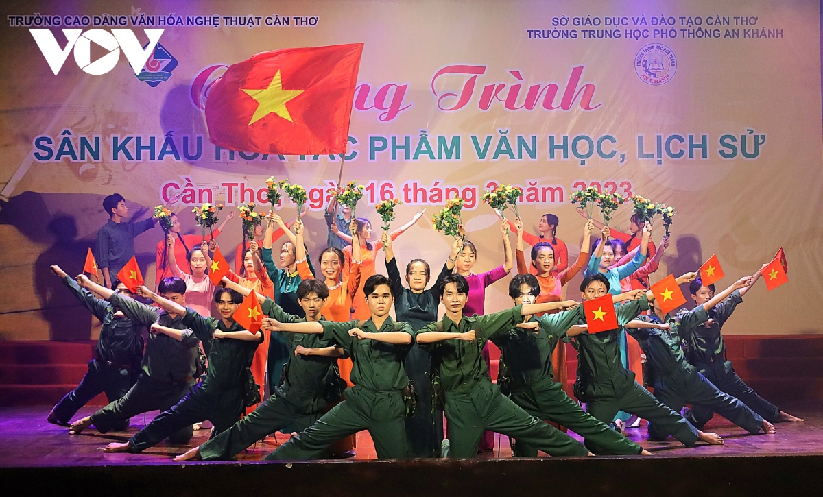 Doi moi day hoc bang san khau hoa tac pham van hoc, lich su hinh anh 1