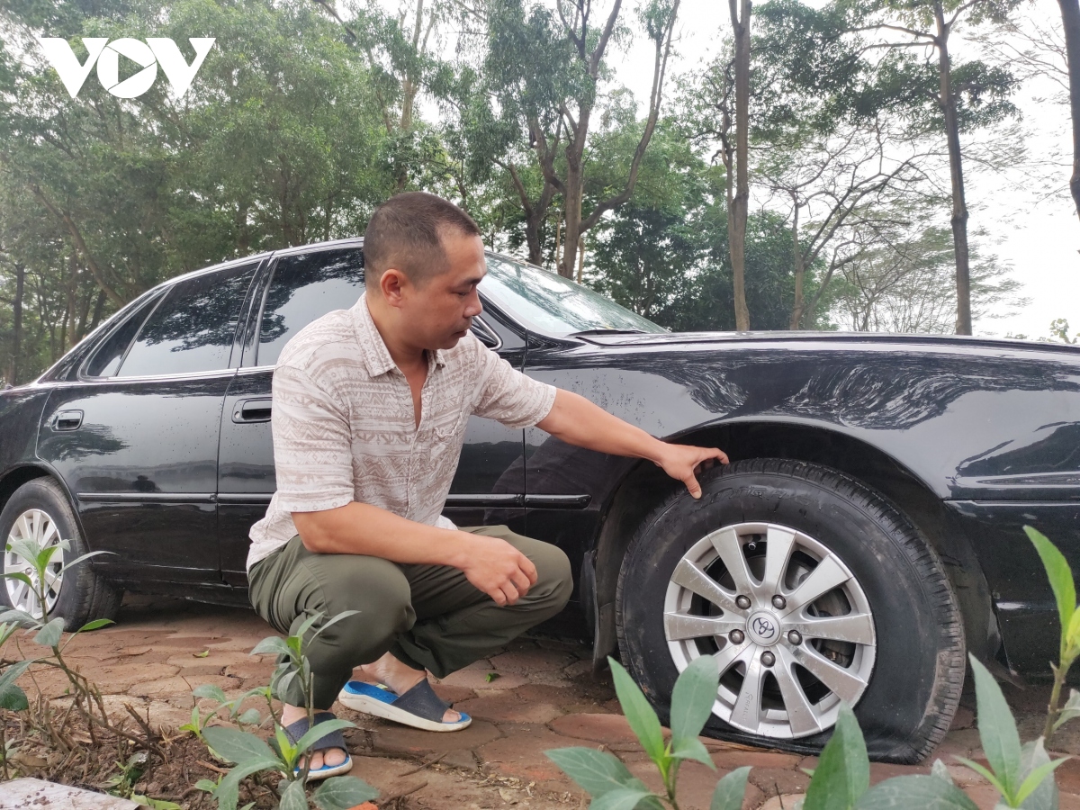 hang loat o to bi thung lop bat thuong quanh khu chung cu linh Dam,àngloạtôtôbịthủnglốpbấtthườngquanhkhuchungcưLinhĐàmHàNộ<strong></strong> ha noi hinh anh 1