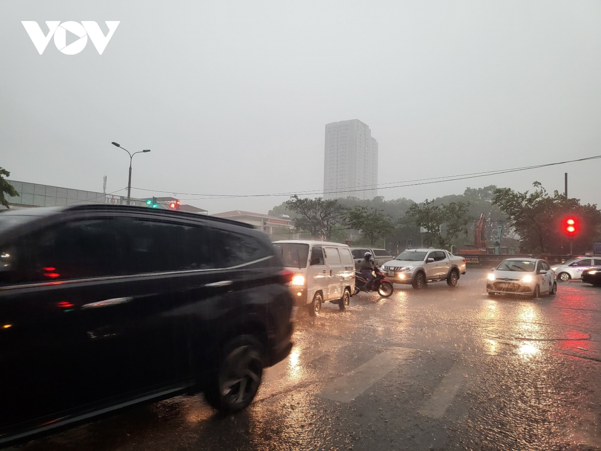 Trời mưa to, người dân vẫn rời Hà Nội về quê nghỉ lễ từ sáng sớm