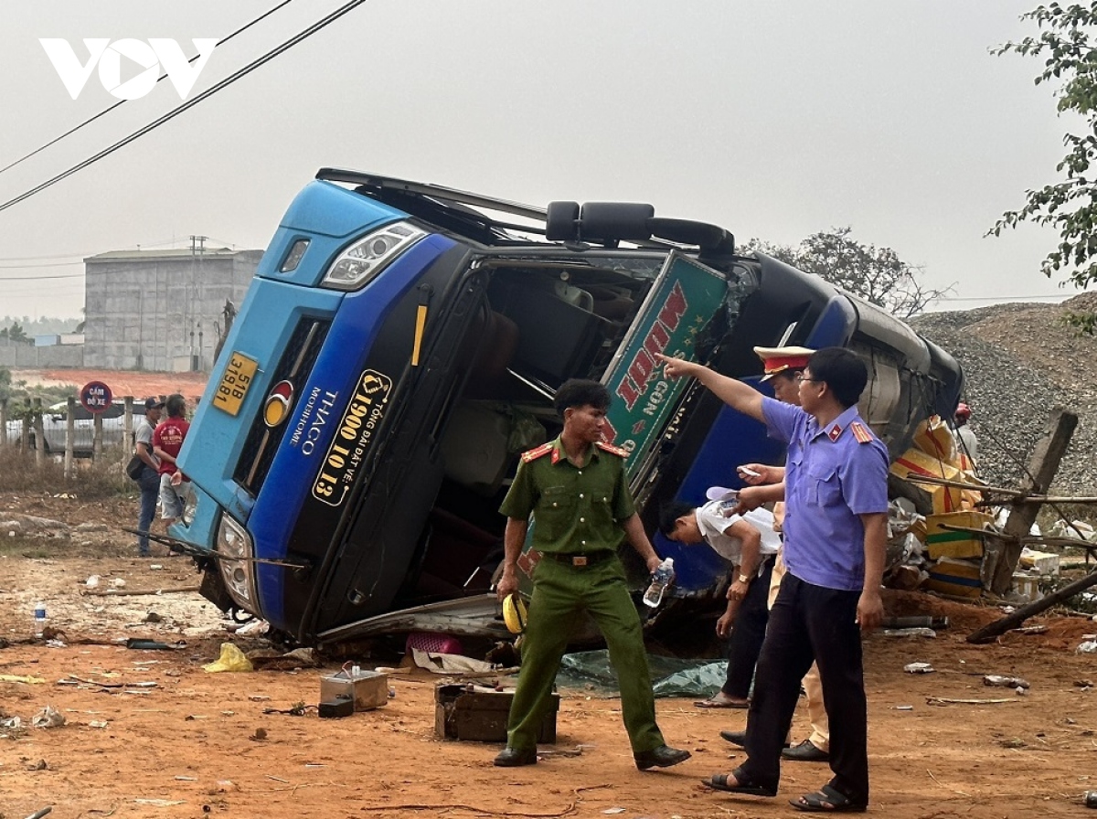 binh thuan xe khach lat nghieng, mot nguoi tu vong hinh anh 1