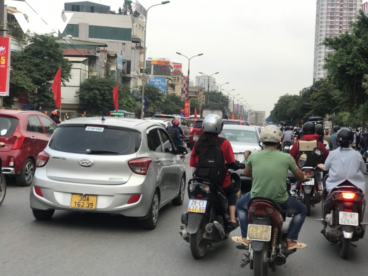 dong nguoi un un roi ha noi bat dau ky nghi le keo dai 5 ngay hinh anh 1