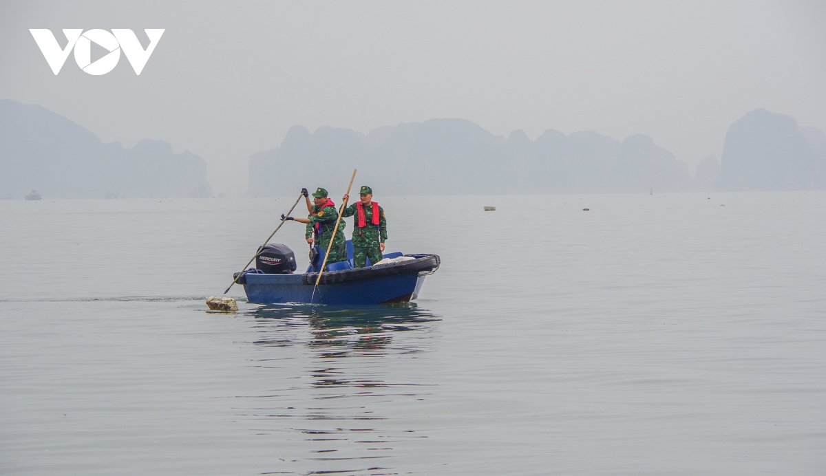 thu gom 7.000m3 phao xop tren vinh ha long hinh anh 10