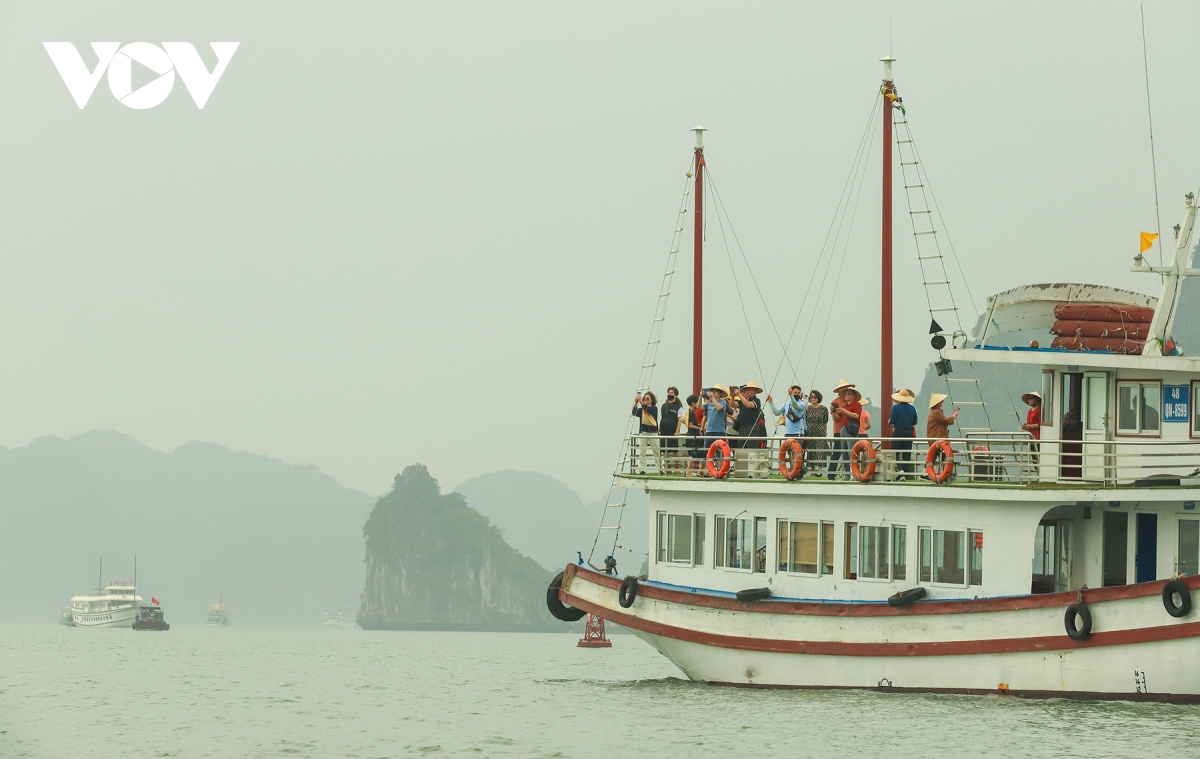 thu gom 7.000m3 phao xop tren vinh ha long hinh anh 13