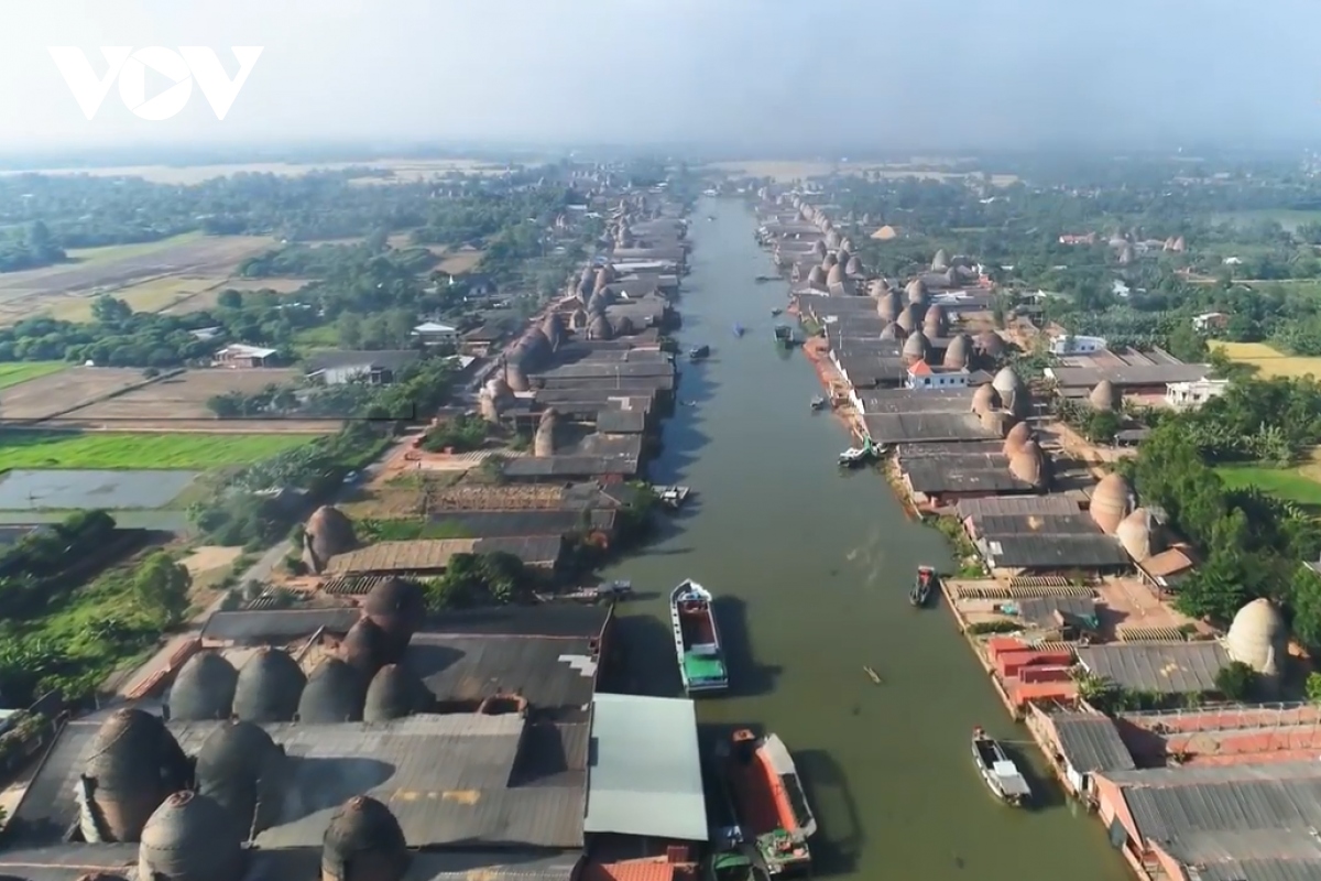 ngay dau nghi le, vinh long don hang tram luot khach den tham quan hinh anh 2