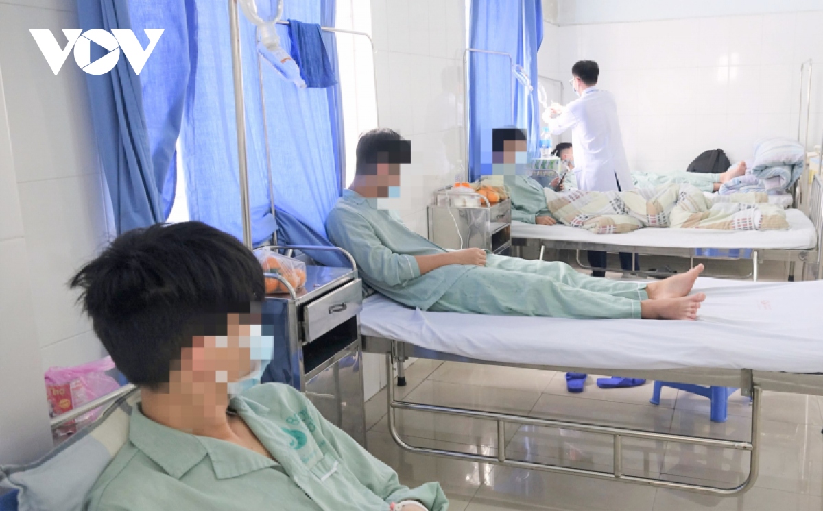 Bốn nam sinh nhập viện do hút thuốc lá điện tử