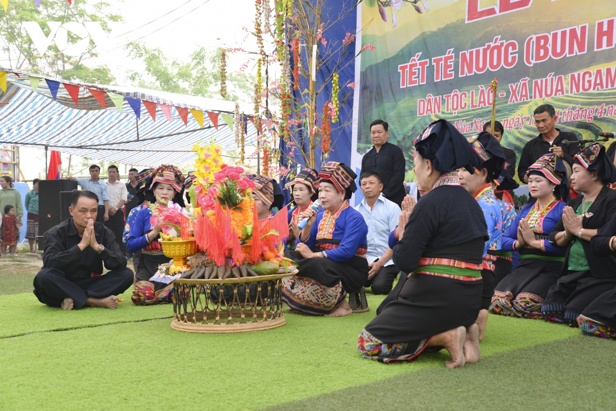 vui tet te nuoc voi dong bao dan toc lao o Dien bien hinh anh 2