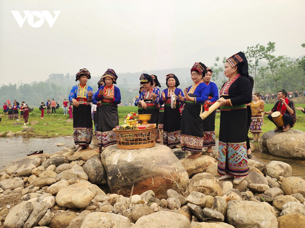 vui tet te nuoc voi dong bao dan toc lao o Dien bien hinh anh 10