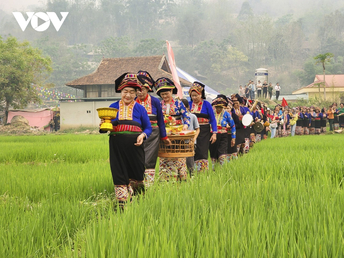 vui tet te nuoc voi dong bao dan toc lao o Dien bien hinh anh 11