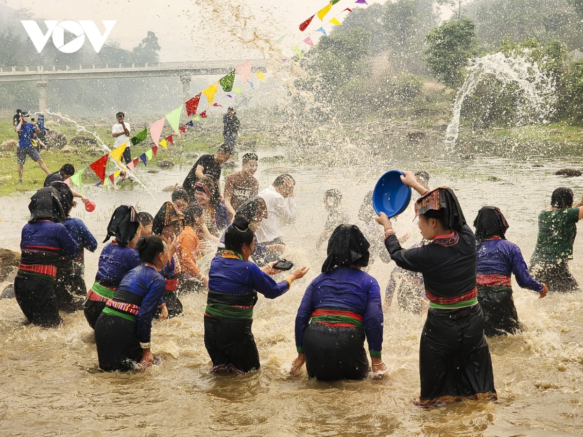 vui tet te nuoc voi dong bao dan toc lao o Dien bien hinh anh 13