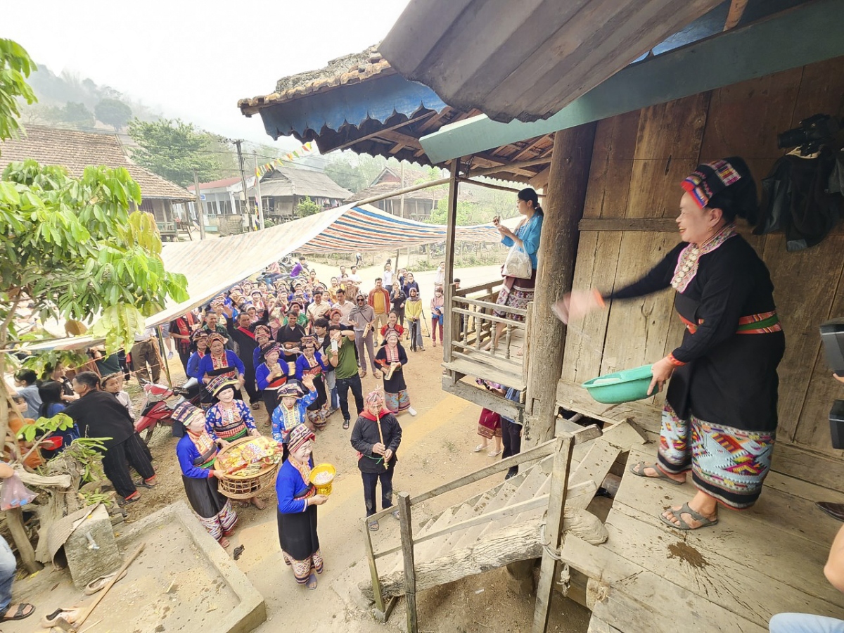 vui tet te nuoc voi dong bao dan toc lao o Dien bien hinh anh 6