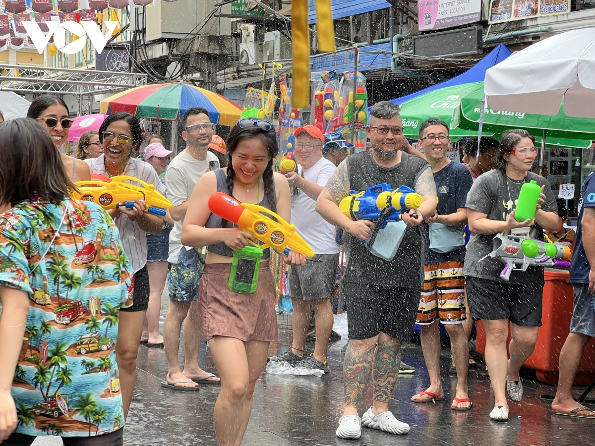 le hoi songkran tung bung tai khaosan bangkok sau 3 nam dai dich covid-19 hinh anh 2