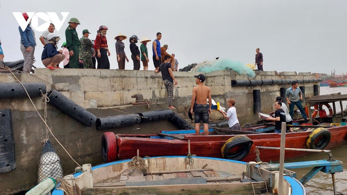 Quảng Bình cứu các thuyền viên trên tàu đánh cá bị chìm