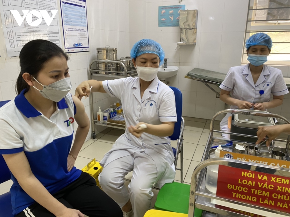 nguoi ha noi gac lai cong viec di tiem vaccine covid-19 hinh anh 3