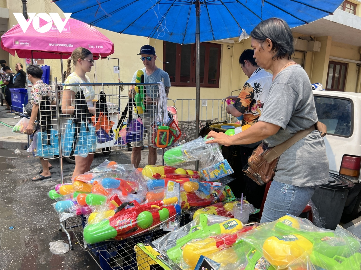 le hoi songkran tung bung tai khaosan bangkok sau 3 nam dai dich covid-19 hinh anh 3