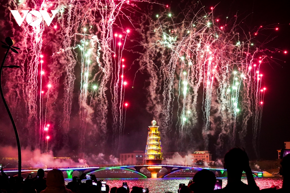 Mãn nhãn màn pháo hoa nhân ngày giỗ tổ Hùng Vương