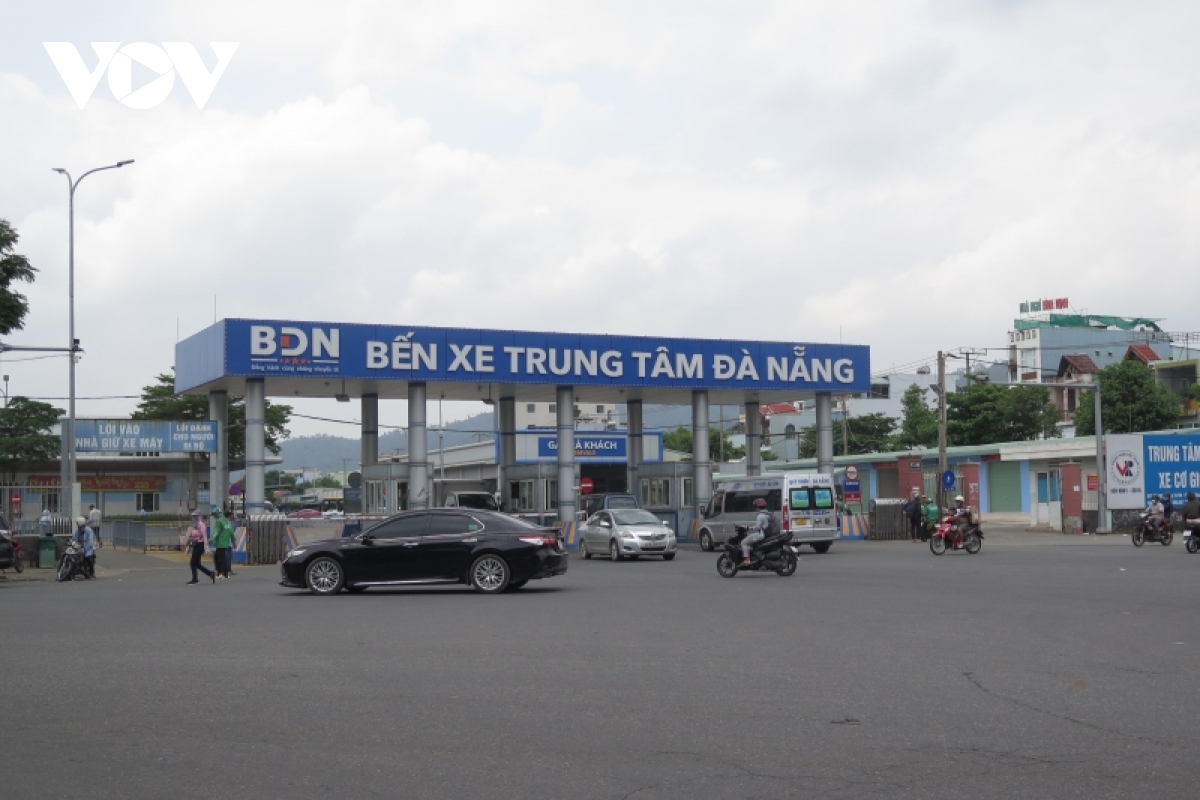 Da nang tau hoa dong khach, ben xe vang khach dip le hinh anh 7