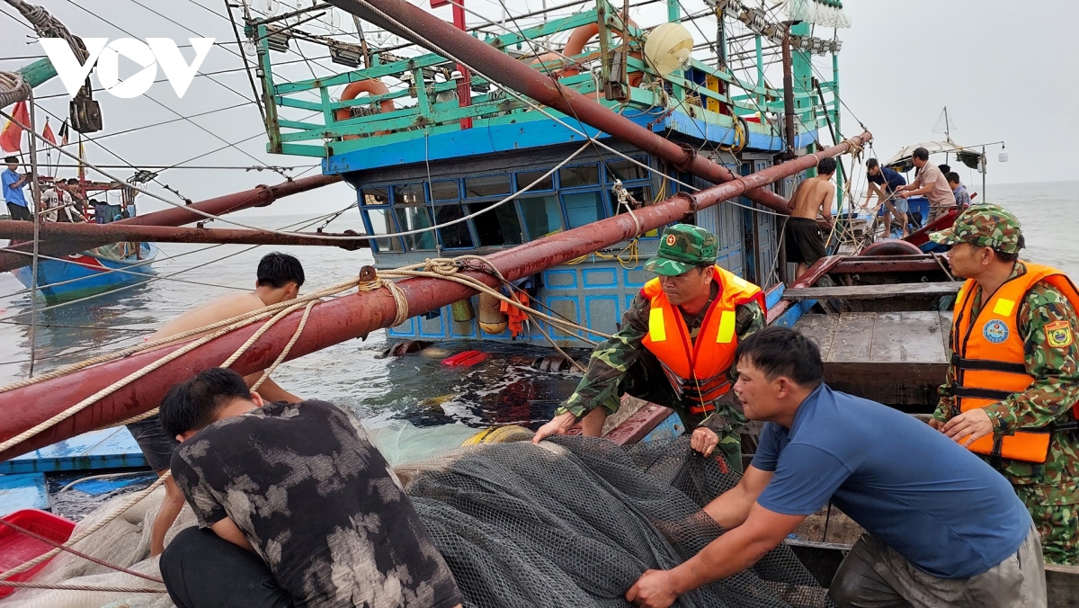 Quảng Bình: Cứu các thuyền viên trên tàu đánh cá bị chìm