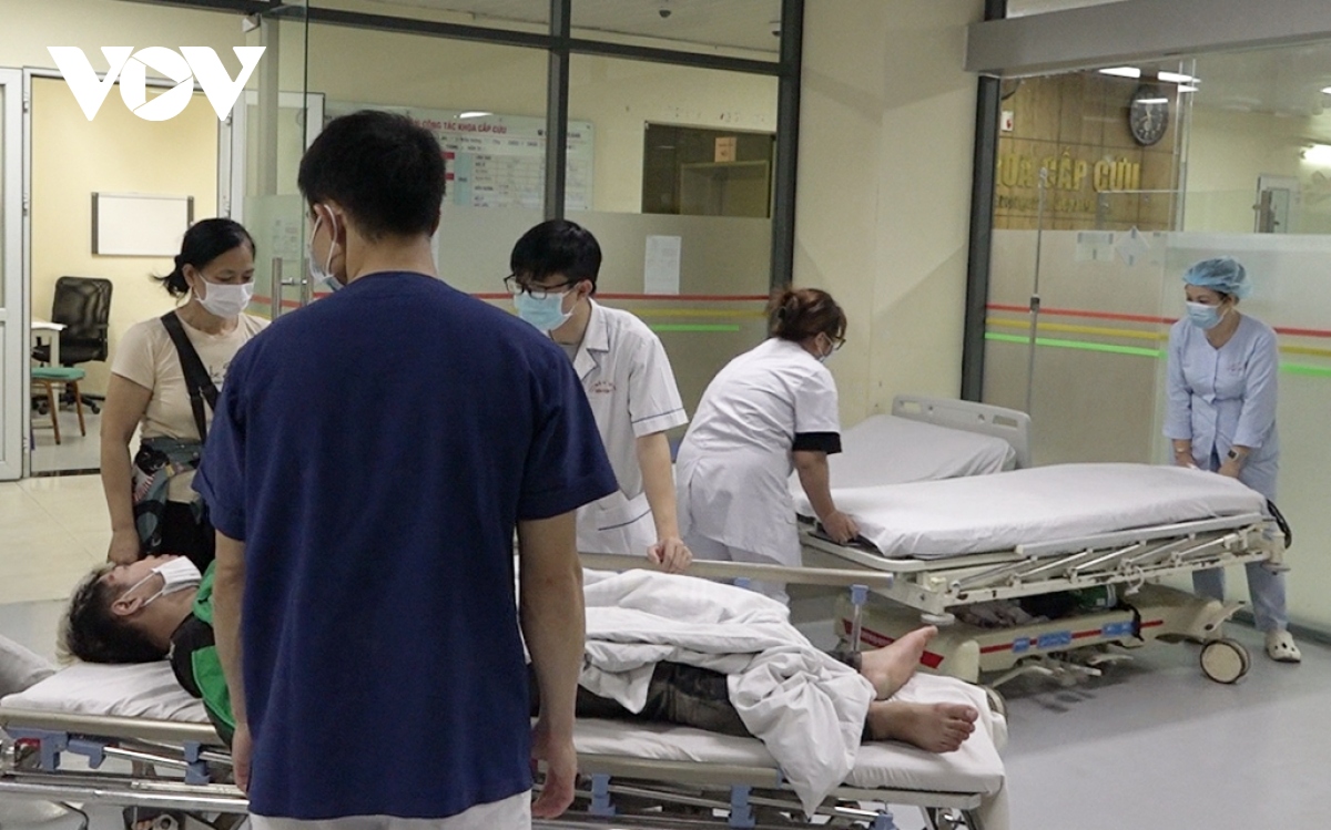 Vụ tai nạn liên hoàn ở Hà Nội: Bệnh viện E cấp cứu 2 nạn nhân nguy kịch - Ảnh 1.