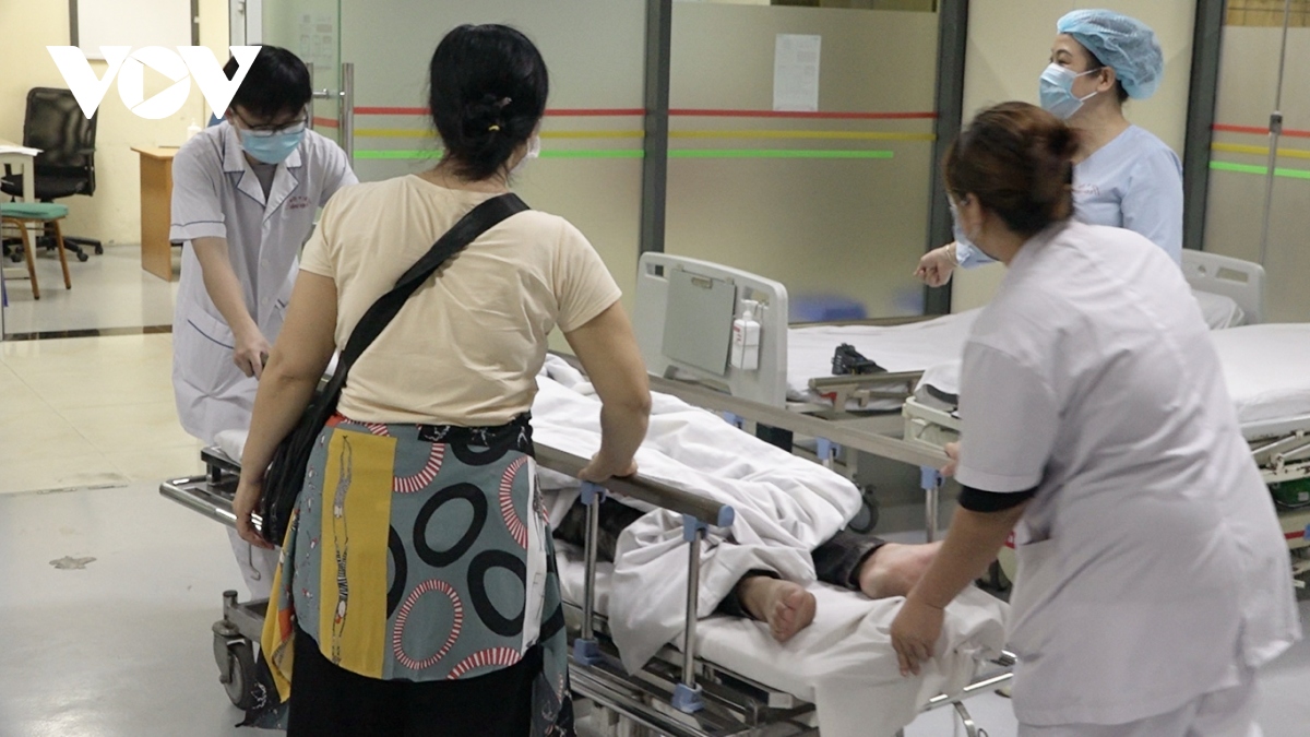 Vụ tai nạn liên hoàn ở Hà Nội: Bệnh viện E cấp cứu 2 nạn nhân nguy kịch - Ảnh 3.