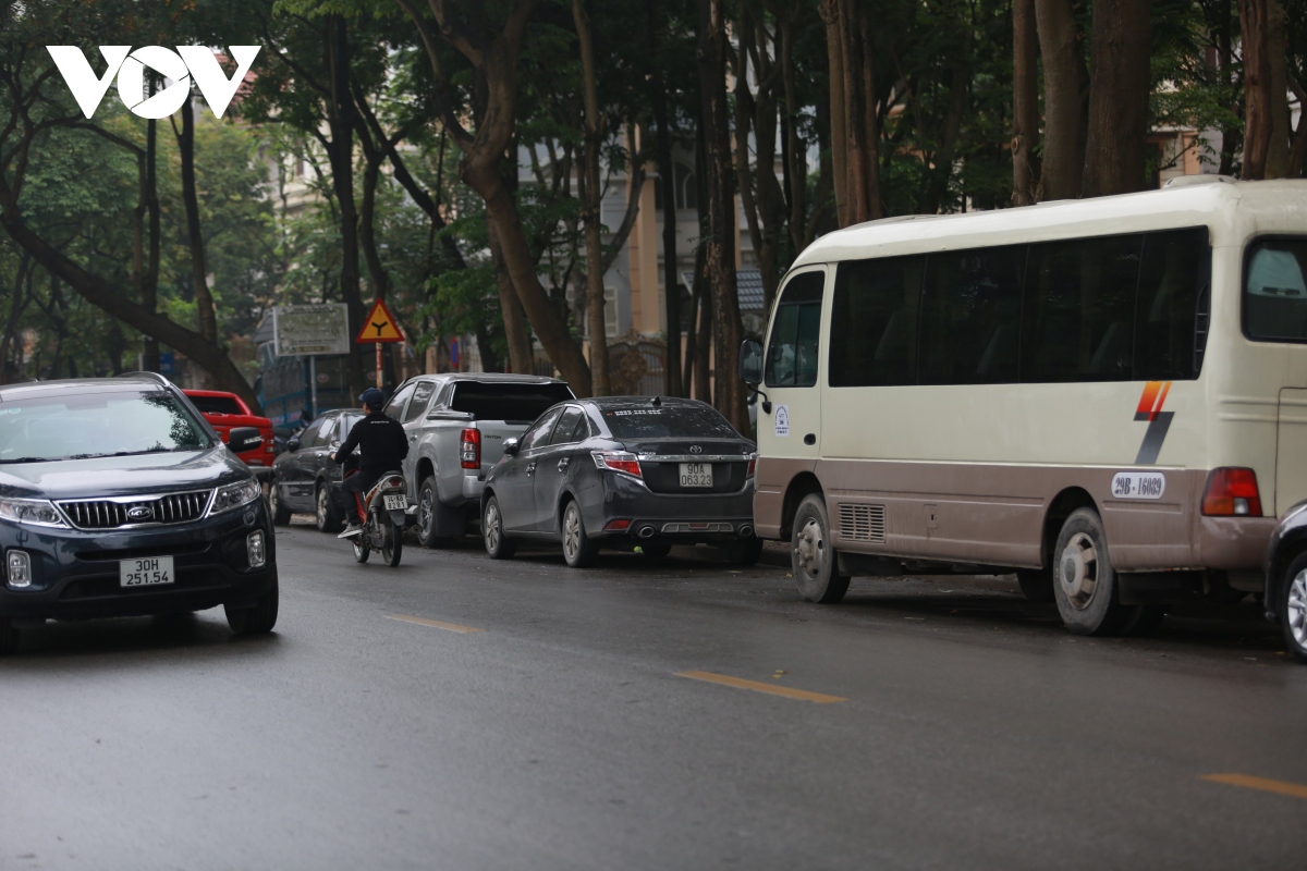 hang loat o to bi thung lop bat thuong quanh khu chung cu linh Dam, ha noi hinh anh 10