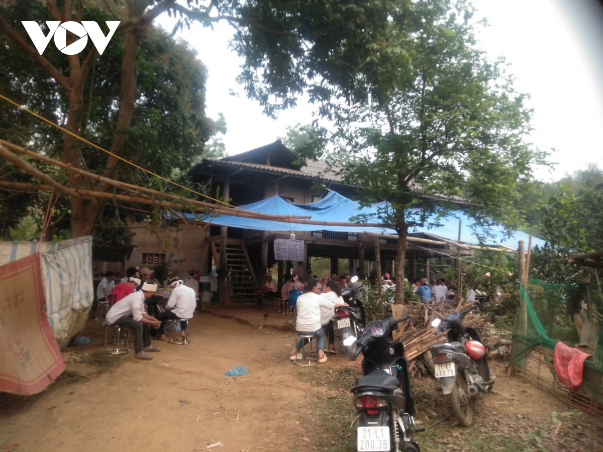 em chem anh trai tu vong roi tu tu bang dien hinh anh 1