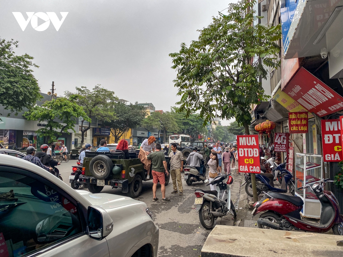 vi sao du khach nuoc ngoai van do xo den ca phe duong tau o ha noi hinh anh 2