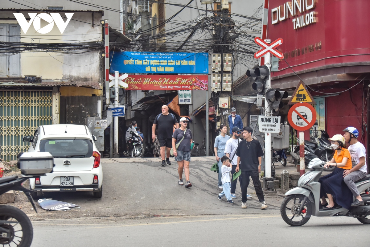 vi sao du khach nuoc ngoai van do xo den ca phe duong tau o ha noi hinh anh 11