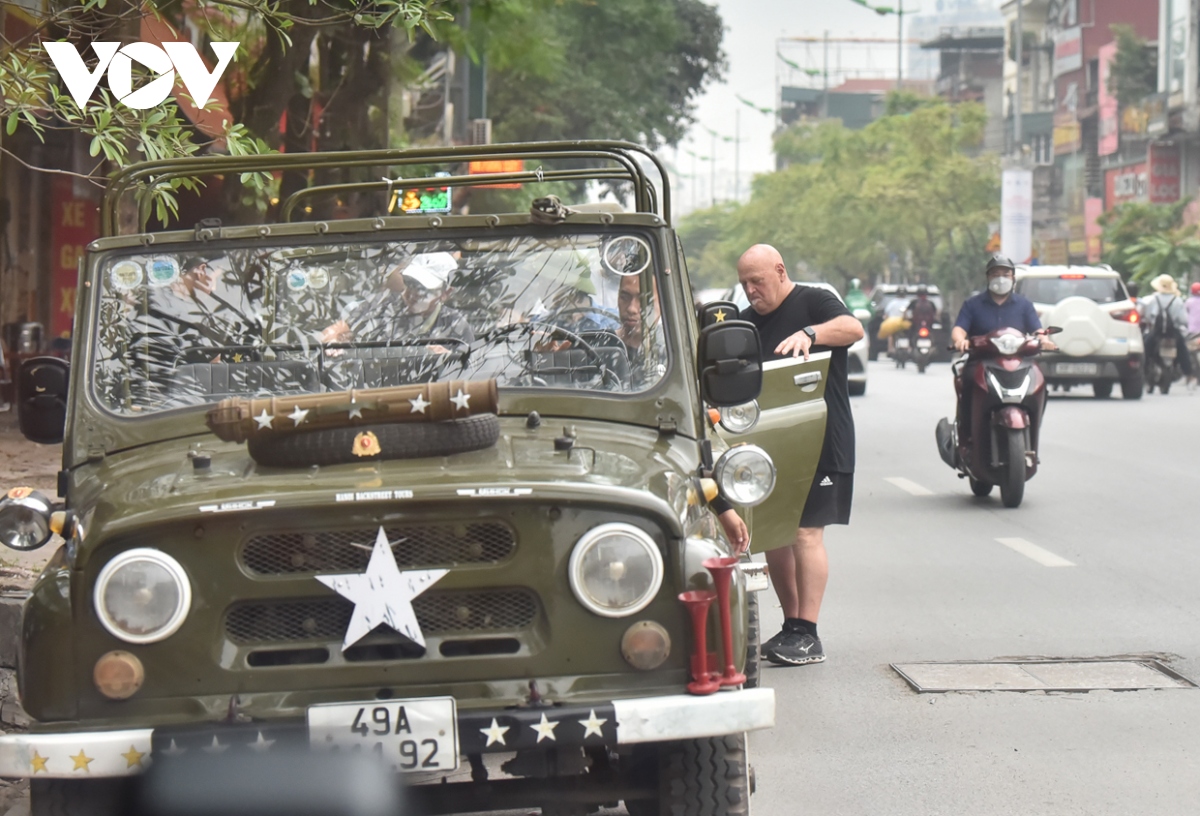 vi sao du khach nuoc ngoai van do xo den ca phe duong tau o ha noi hinh anh 12