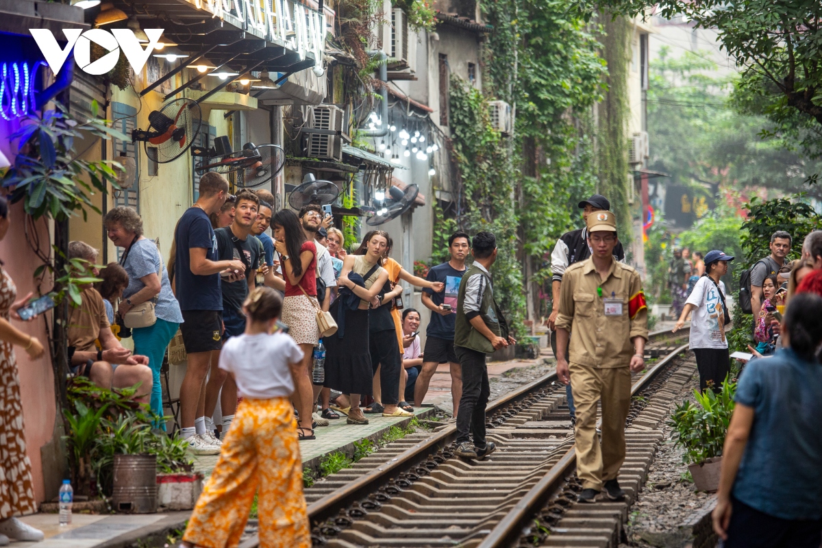 vi sao du khach nuoc ngoai van do xo den ca phe duong tau o ha noi hinh anh 6