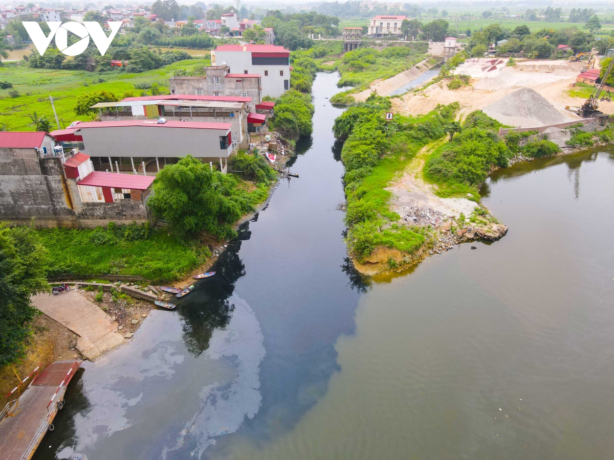 Sông Cầu tiếp tục bị 'nhuộm đen', người dân 2 tỉnh cùng kêu cứu