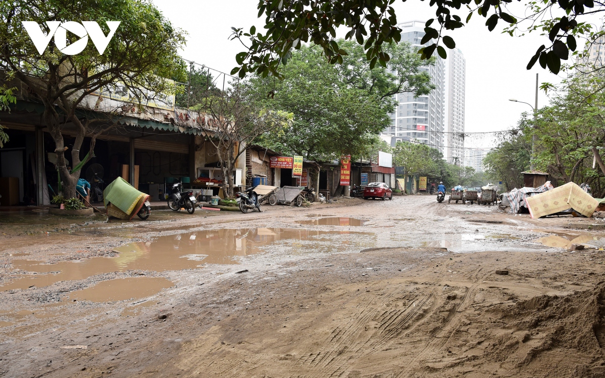 Cận cảnh đường nội đô Hà Nội xuống cấp lầy lội, ngập ngụa rác