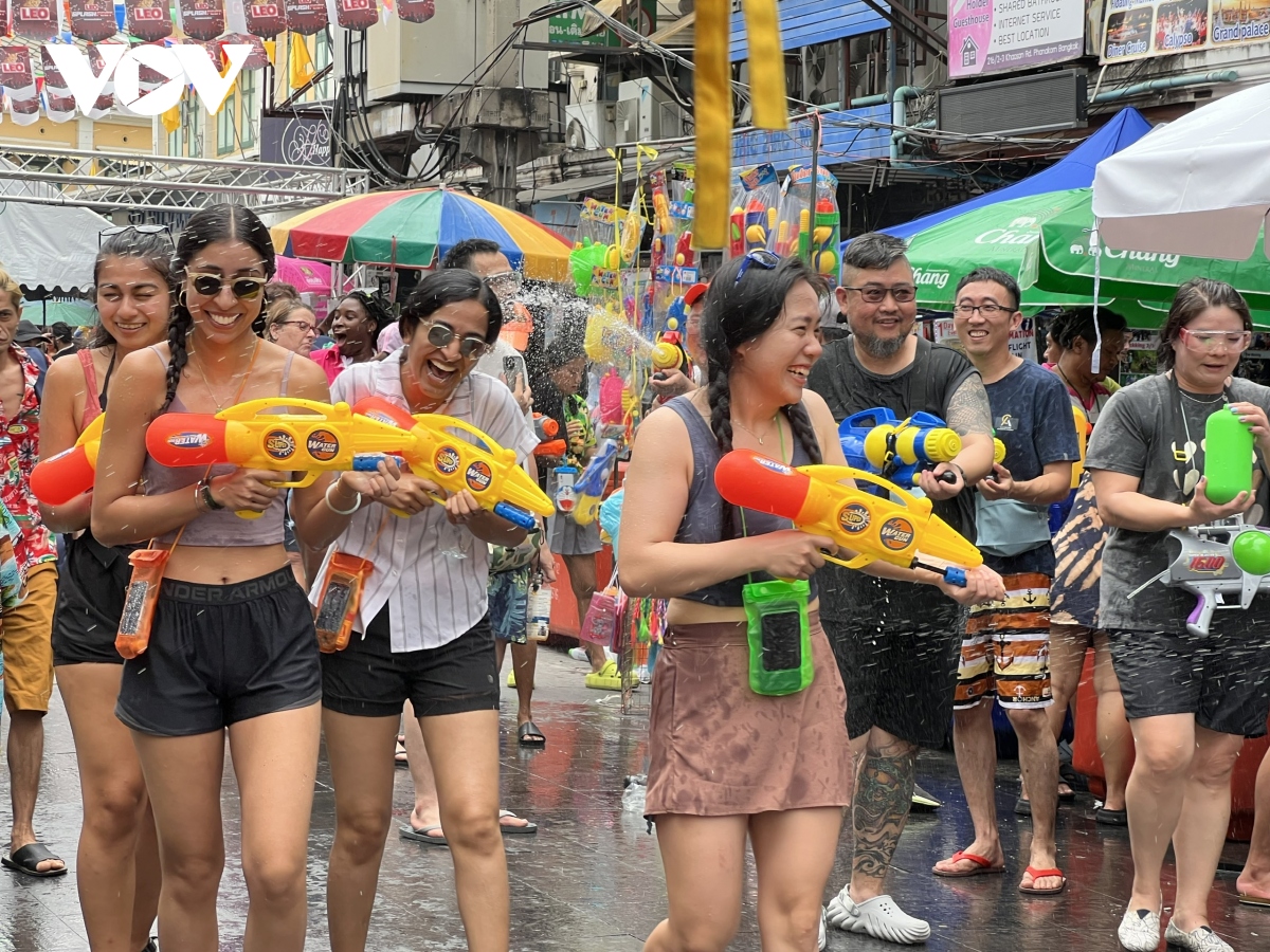 le hoi songkran tung bung tai khaosan bangkok sau 3 nam dai dich covid-19 hinh anh 1