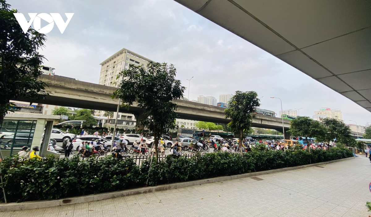 dong nguoi un un roi ha noi bat dau ky nghi le keo dai 5 ngay hinh anh 10