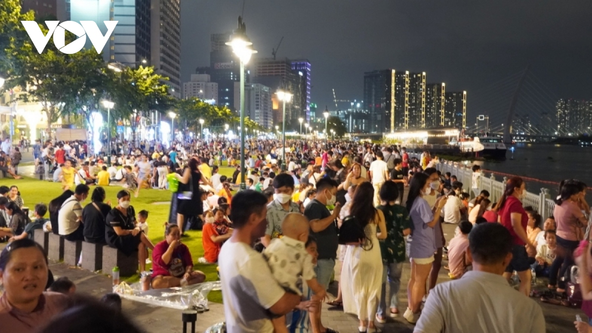 người dân tp.hcm thích thú với màn bắn pháo hoa tối 30 4 hình ảnh 10 nguoi dan tp.hcm thich thu voi man ban phao hoa toi 30 4 hinh anh 10