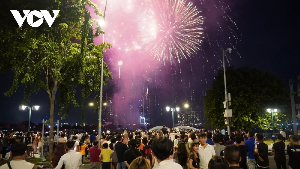 người dân tp.hcm thích thú với màn bắn pháo hoa tối 30 4 hình ảnh 2 nguoi dan tp.hcm thich thu voi man ban phao hoa toi 30 4 hinh anh 2