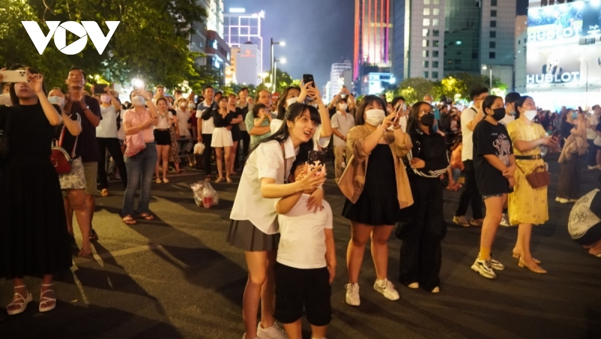 người dân tp.hcm thích thú với màn bắn pháo hoa tối 30 4 hình ảnh 3 nguoi dan tp.hcm thich thu voi man ban phao hoa toi 30 4 hinh anh 3