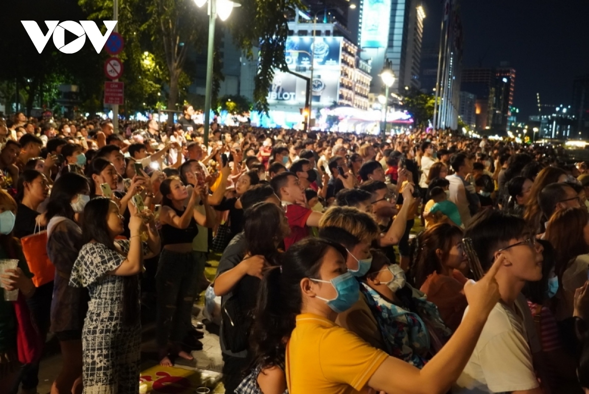 người dân tp.hcm thích thú với màn bắn pháo hoa tối 30 4 hình ảnh 4 nguoi dan tp.hcm thich thu voi man ban phao hoa toi 30 4 hinh anh 4