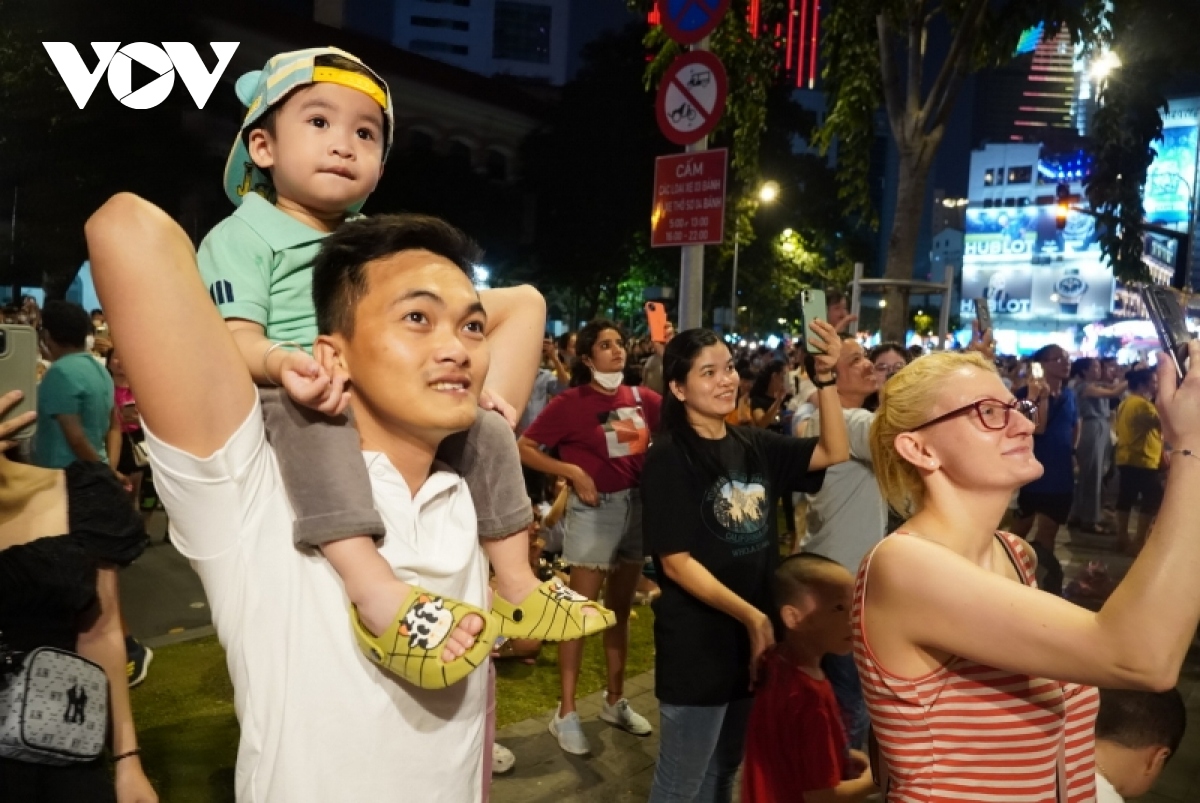 người dân tp.hcm thích thú với màn bắn pháo hoa tối 30 4 hình ảnh 5 nguoi dan tp.hcm thich thu voi man ban phao hoa toi 30 4 hinh anh 5
