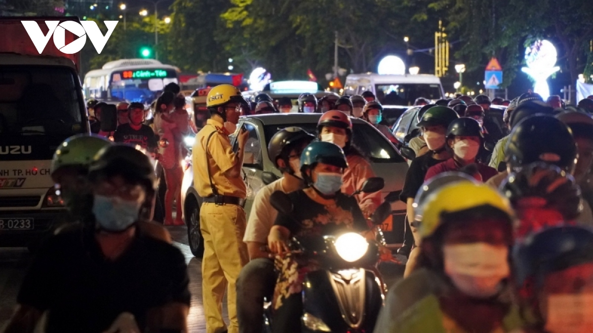người dân tp.hcm thích thú với màn bắn pháo hoa tối 30 4 hình ảnh 6 nguoi dan tp.hcm thich thu voi man ban phao hoa toi 30 4 hinh anh 6