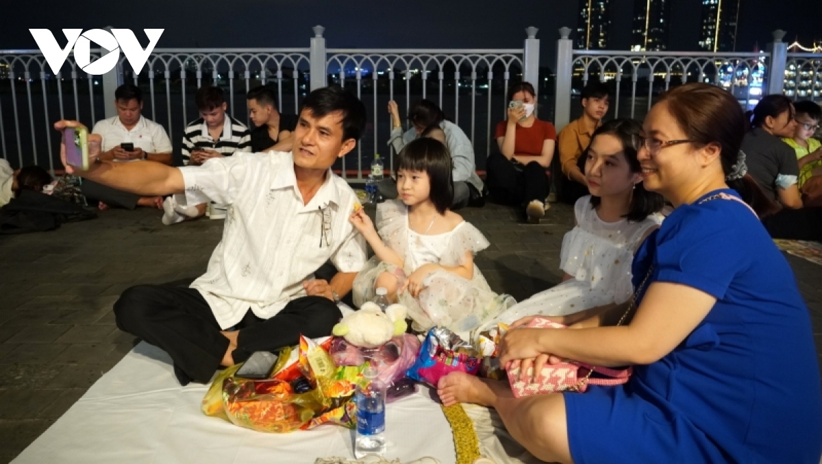 người dân tp.hcm thích thú với màn bắn pháo hoa tối 30 4 hình ảnh 7 nguoi dan tp.hcm thich thu voi man ban phao hoa toi 30 4 hinh anh 7