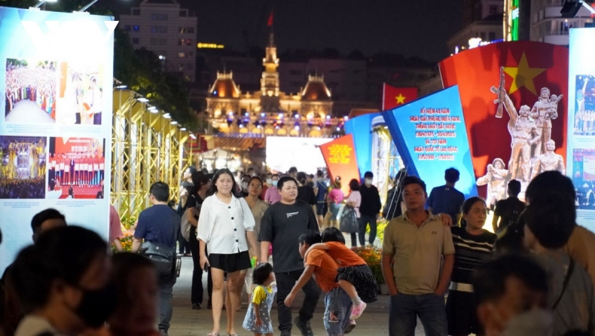 người dân tp.hcm thích thú với màn bắn pháo hoa tối 30 4 hình ảnh 8 nguoi dan tp.hcm thich thu voi man ban phao hoa toi 30 4 hinh anh 8