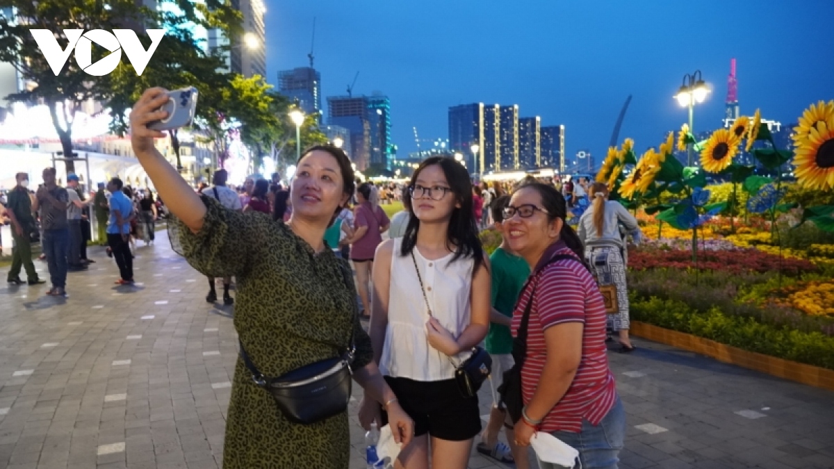 người dân tp.hcm thích thú với màn bắn pháo hoa tối 30 4 hình ảnh 9 nguoi dan tp.hcm thich thu voi man ban phao hoa toi 30 4 hinh anh 9