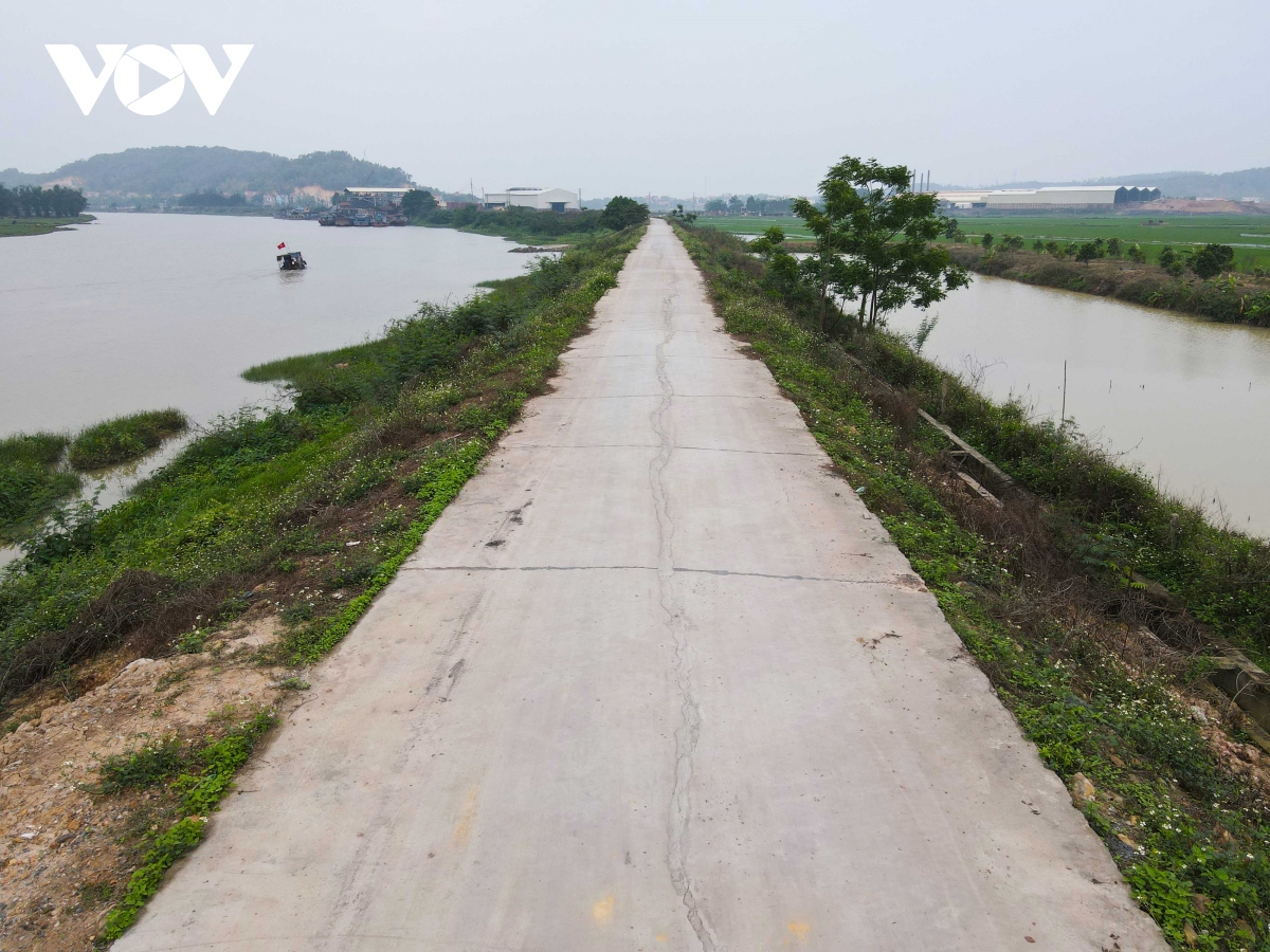 Hé lộ nguyên nhân đường giao thông liên thôn ở Bắc Giang vừa bê tông hóa đã nứt