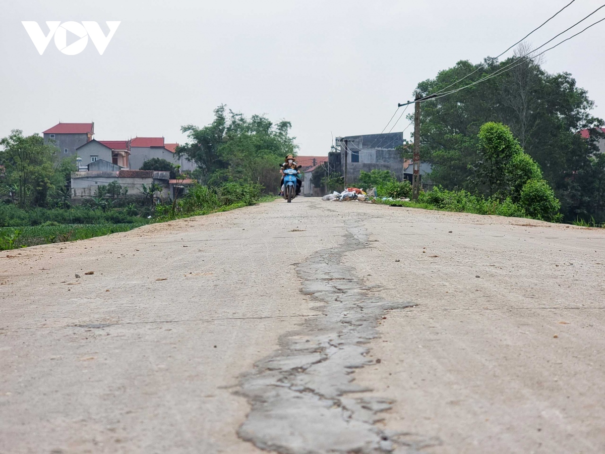 Duong giao thong lien thon o bac giang vua be tong hoa da nut hinh anh 3