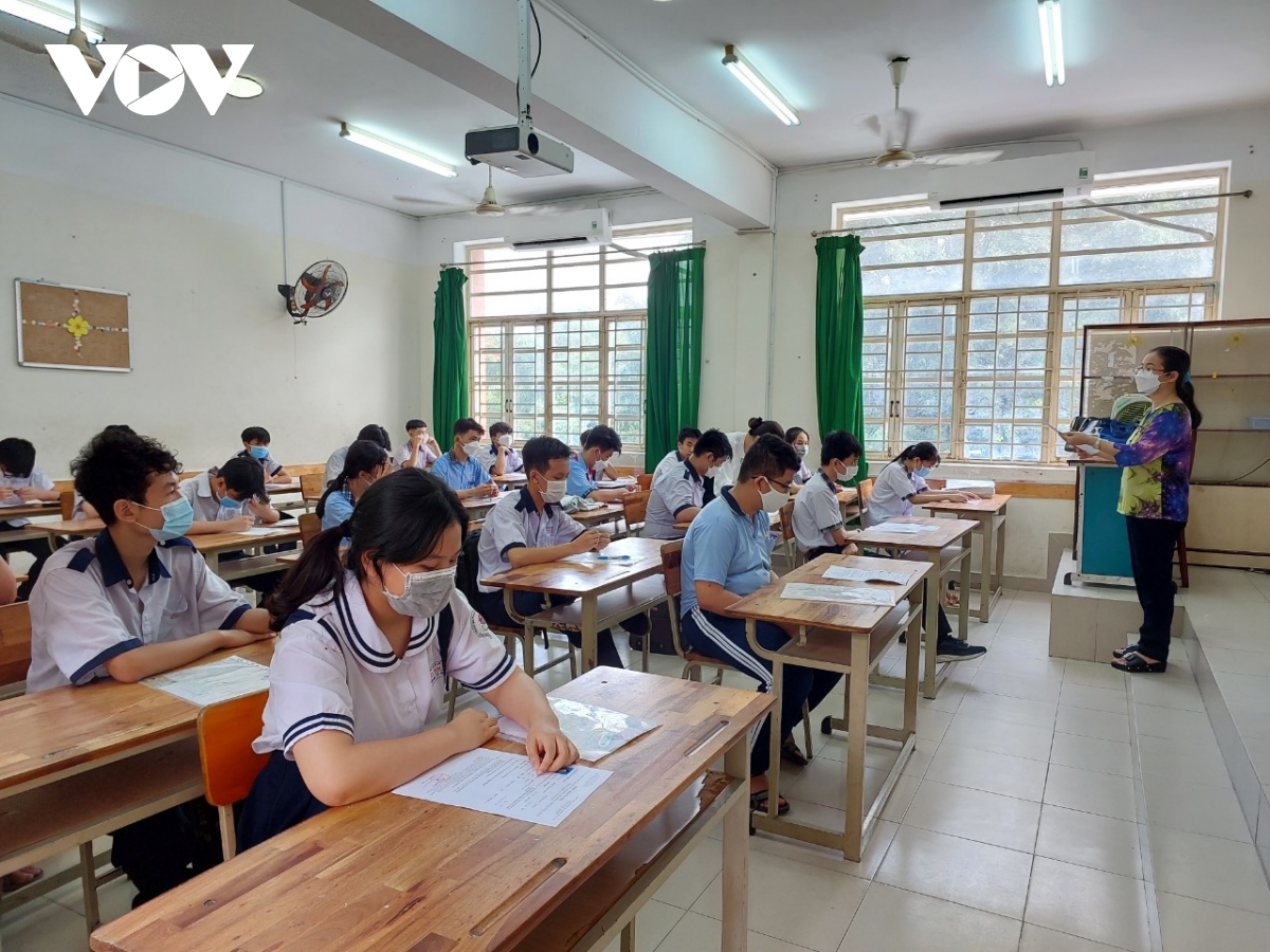 Học sinh TP.HCM đăng ký tuyển sinh vào lớp 10 qua app