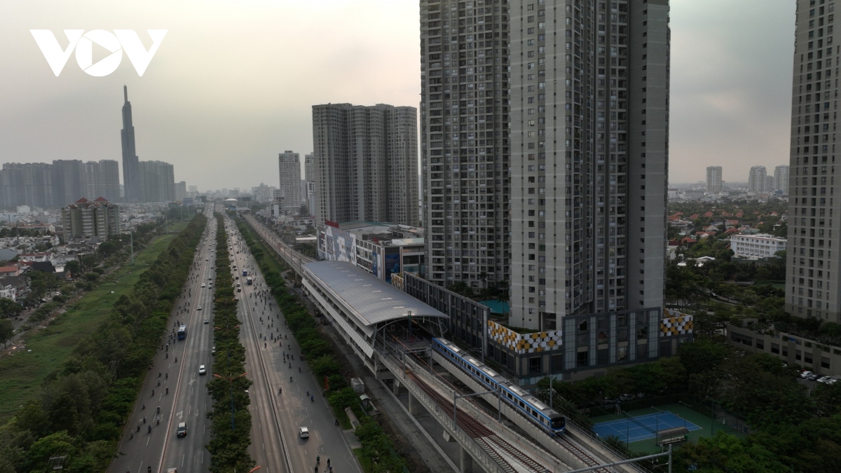 tau metro so 1 tp.hcm chay thu qua 8 nha ga tren cao hinh anh 1